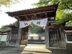 こちらは金沢市指定文化財の蓮昌寺の山門です。