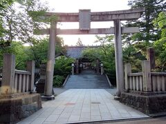 加賀藩初代利家没後、卯辰八幡宮として建立され、その神霊を祀って藩社とした歴史がある神社です。鳥居は西向きなので早朝は逆光でした。