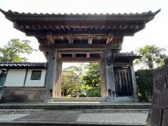 本光寺の山門です。こちらも金沢市指定文化財の山門。