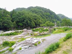 せっかく長瀞に来たので観光名所の岩畳に降りて川を見ていきます。