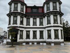 その隣は、旧弘前市立図書館。日露戦争の勝利を祝って建てられた建物。
ここも無料。
