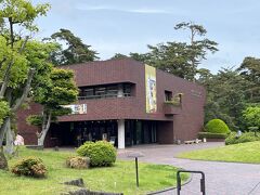 弘前公園に入って、県立博物館です。
ここも前川國男建築。