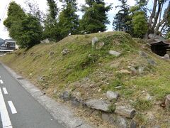 築山跡の遺構はほとんど残っていませんがわずかに館の北西部に築山（土塁）の遺構が残っています。
写真が築山館の土塁の遺構です。