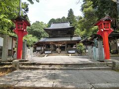 古熊神社の拝殿（重要文化財）です。
神社の拝殿と本殿は伴に重要文化財で本殿には「大内菱」が付いた松竹梅の蟇股があります。
山口の天神様として親しまれ、弘以降の勧請以来絶えることなく続く山口天神祭りは今も大変な賑わいです。