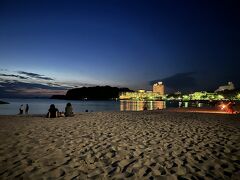この日、花火大会が行われる白良浜へ。
８時前、まだ明るさが残る海岸で、始まりを待ちます。