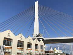 酸ヶ湯温泉の送迎バスで青森駅に戻る。
少し霧もかかっていたが、山を下るにつれて　雪道の雪は解けてアスファルトが見えた。
しかし、道路わきの雪の壁は　すでに60センチを超えていた。朝、すでに除雪車が働いていたのだろう。一日に何度も除雪しないと　車の往来は難しくなる。

最大4ｍ以上も積もる酸ヶ湯温泉　
そこに住む人々の苦労もいかばかりか。
それでも　そこがいいのだろうか。

青森駅そばのニッカシードル工場　A-factory
お土産と軽食　出来立てのシードルも飲めるところ
