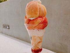 まずは、桃パフェ
いつも長蛇の列で入れないお店。
平日の開店10分前に並んだらどうかな⁈と行ってみた^ ^
なんと、すでに行列が…
でも、思いの外店内広くて無事入れました＼(^o^)／

こちらのパフェは丸ごと2個の桃が！こぼれそう～
ポルタ店限定です^ ^