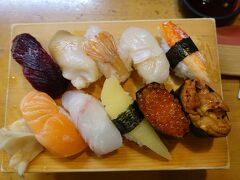 夕食は少し歩いたところにある「中鮨」です（写真は近海オホーツク鮨・3,410円）。やはり北海道の寿司は大きくて満足感が違います。