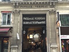 《パッサージュ・ヴェルドー Passage Verdeau》

ホテルの近くにパッサージュが3ヶ所あるので覗いてみることに。
パッサージュ・ヴェルドーはブラタモリでタモリたちが来ていた。

テレビで見た時は雰囲気のあるパッサージュだと思ったが、実際は少々草臥れ感が出ていた。