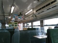 　記念撮影の後は、ひたすら岡山に向けて走る列車内も到着に向けて、いささかそわそわし始める。
　これは、陰陽連絡の特急「やくも」の上り列車でも見られる傾向である。
　あちらはビジネスユース中心であるから、なおのことである。
　観光列車を標榜するこの謎の気動車でも、やっぱり、そこは一緒ね。

　上り列車はこれから観光という雰囲気を醸し出していたが、こちら下り列車は、いよいよ、日常に帰るという、そんな雰囲気を感じさせてくれる。