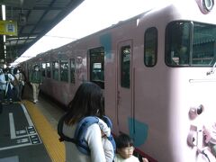 　列車は、定刻の１２時５０分に岡山到着。

　乗ってきた客は去り、ホームには、津山に向かう客が乗車を待っている。
　乗車はしないものの、このピンク色の車体を持つ車両を被写体としてカメラを向ける人も、何人かいる。

