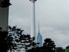 東南アジアで最も高い（421m）通信塔のKLタワーは、丘の上に建っているせいもあり市内のどこからでもよく見えます。
300ｍ位のところに展望台があります。