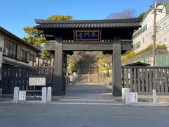 いよいよ本門寺に入ります。まずは総門。