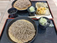 さすが日曜日。（昨日も同じ事思ったけど）
どこもかしこも長蛇の列だったので、アリオ上田のフードコートで昼食。

「小木曽製粉所」

中ざるそば　640円
大ざるそば　640円
ナス天　140円
季節かき揚げ　220円