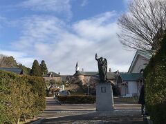 函館駅からバス市電の1日乗車券を利用してシャトルバスでトラピスチヌ修道院へ来た。
ここは修道女たちが住まうところ
静寂の中、清められた庭園を歩く。
マリア像の前で手を合わせると信仰に関係なく　心が澄んでいく気がした。
コロナ禍の中　観光客は少ない。「早く収束されるようお力をお貸しください」