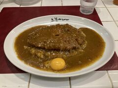 行きたいお店の入口が分からず、１階にある上等カレーに迷い込む。