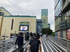 東京ドームへの陸橋を渡ります。