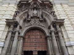 サン フランシスコ教会。正面ファザードは重厚な石造りで見ごたえあり。木製扉のすぐ上に教皇の象徴である聖ペテロの鍵とティアラの浮彫り。