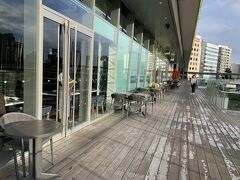 外に出てみると大岡川沿いに水辺デッキ・・ここで景色を見ながらのランチも気持ちよさそう～