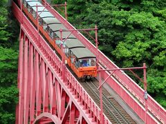 黒部峡谷鉄道・宇奈月駅を経由して、やまびこ展望台、および山彦橋からトロッコ列車を撮影。