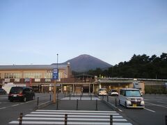 昔から一度は登ってみたいと思っていた富士山。
去年から準備してやっと登る事にしました。
ここで、登った事の無い方へ説明しながら書き記します。
まず富士山には四つの登山コースがあります。
①吉田口　　一番人気の高いコース。
②富士宮口　二番目に人気が高く、距離が短い分傾斜がキツイ。
③須走口　　結構空いているけど八合目で吉田口と合流。
④御殿場口　健脚向きで一番長距離。
ツアーならどのコースからでも行けますが、
マイカーの場合、シーズン中は基本的に五合目まで行く事が出来ず、二合目に車を停め、後はシャトルバスかタクシーしかありません。
唯一御殿場口は五合目まで行けますが、そこは他のコースの二合目に相当するため、実際に歩く距離は非常に長いです。
そこで、私は今回須走口から登る事にしました。
須走口は「道の駅須走」の道路を挟んだ反対側に駐車場があります。