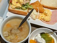 ホテルH2長崎、朝食です。
サンドウイッチを自分で作るタイプ。
スープも果物もあるし、これで1000円はお手頃。