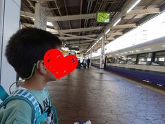 　銚子行き「しおさい」は、あまり見慣れない存在かな？ パパが高校生の頃に登場した花形車両の「房総ビューエクスプレス」です。
　出入口の鮮やかな黄色に釘付け。次回の「息抜き」は、房総半島に出かけよう！
