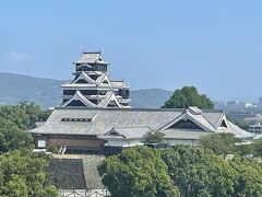 福岡から新幹線で熊本へ。市電一日乗車券購入予定が、まだ朝8時台で、乗車券を販売している観光案内所が開いていないため、普通に乗ることに。交通系ICカードやau PAYが使えました。
まずは、熊本市役所14階展望室へ。眺めがいいです。