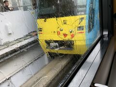 車を返却して、ギャラリアの中を通って、おもろまちからゆいれーるで那覇空港へ
車内から外を見ていたら・・・大雨～
そしてピカチュウゆいれーる（笑）
