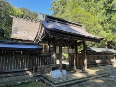 境内の一番奥に神門と本殿が建っており、海幸山幸の神話で知られる彦火火出見尊（ひこほほでみのみこと・山幸彦）をお祀りしています。
うん、シンプルながらも品格かる社殿ですね。