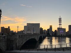仕事を終えていったんホテルに戻った後、そぞろ歩きに出かけました。

夕闇迫る萬代橋。
暗くて見にくいですが、信濃川にかかる石造りの美しい橋です。
