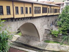 12:40
もうちょっと時間あるので、近くをお散歩。
ここはイタリアにあるポンテヴェッキオのブルサ版(笑)『ウルガンドゥ橋』。1442年にできた時はお店31軒、モスクと倉庫と納屋もあったらしい。