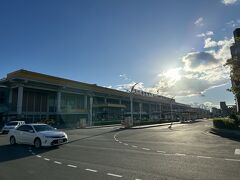 今回はいつも行った事ない所に行ってみようとホテルを出たら復興北路を北上。
松山機場をぐるっと一周してくるルートとしてみました。
まずは松山機場に到着！
すでに気温は32℃オーバー！
日向は暑くて汗が噴き出します。