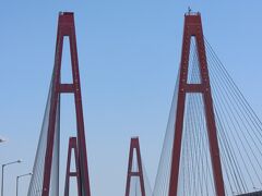 まず8年間の工事を経て～平成10年3月に完成した、赤い「名港西大橋」⇒