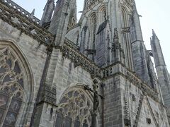 北側から尖塔を見上げてみました。