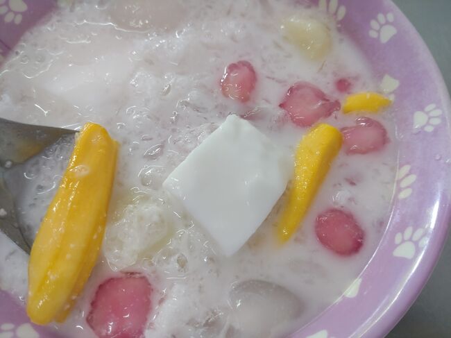 いろんな具が入っていました。<br />冷たいのを食べて休憩したので次のワットに向かいます。