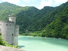 エメラルドグリーンのロワール川にたたずむ古城

・・ではなくて、うなづき湖沿いにある、なんとこれは発電所なのだ
新柳河原発電所

