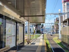 高知に着いて早々、朝からひろめ市場で飲んだくれるために
駅前の電停からとさでん交通の路面電車に乗車します。