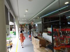 次はTiong Bahruへ。
Tiong Bahru Marketです。