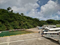 チェックアウト後、なか川館のおとーさんに港まで車で送って貰う。
雲は多いけれど、昨日より良いお天気！！

フェリーで運天港へ。