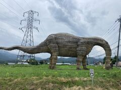 続いてたくみの里へ。ここは毎回立ち寄る道の駅。藁でできた恐竜が新しくできていた。