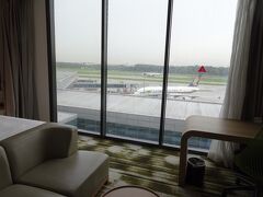 ここから帰りです。
帰りはホテルで1泊しないといけないので、
空港内のCrowne Plazaへ。
Runway View の部屋を予約しました。