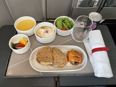 搭乗して離陸後、機内食を頂きます。