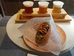 犬山ローレライ麦酒館でビールの飲み比べとホットドッグ。