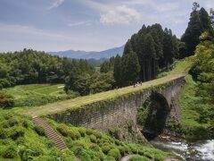 通潤橋は、1854年(嘉永7年）四方を河川に囲まれた白糸台地に農業用水を送るため建設された石造りアーチ水路橋です。
