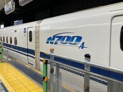 新幹線ひかりに乗車。平日の朝だから余裕かと思いきや、自由席は結構埋まってました。