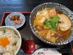 駅前の食堂で湯葉入りのラーメンのランチ