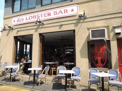 さて、ランチのお店はこちらのEd's Lobster Barです。
いやあ、かにとか海老とかの甲殻類好きとしては、まずはロブスターでしょということで、この店を選んでみました。
カウンターに座って、ロブスターのホットサンドとクラムチャウダーを注文しました。
お店は半分くらい埋まっています。カウンター8席の内私を含めて3名が着席してました。