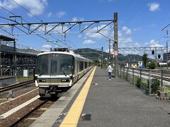 ■綾乃天満宮→甲賀市コミュニティバス→貴生川駅
ホテルを出て、貴生川を目指します。
近江鉄道を利用するつもりでしたが、バスに乗りました。
250円。
ここ甲賀市は、コミュニティバスの運行に熱心なんですね。
市の公共交通機関を案内するサイトも充実しています。
https://www.city.koka.lg.jp/15230.htm
敬意をあらわして利用しました……実は暑いから乗っちゃったってのもありますが。
そんな猛暑の日でした。

鉄道3線、4方向から集まる貴生川駅は小さいながら結構にぎわってました。
関東人の私にはもうだいぶ京阪神に近づいた感があります。実際、直通列車もあります。
いろんな年齢層の人が駅に集合し、草津方面の電車で出かけていきました。

駅には対話式の券売機がありました。
意外だったのは、複数のおばさんというかお婆さんが使っていたこと。

さて、自分はどうしよう。
ここは乗り鉄きっぷの有効エリアの最先端です。
近江鉄道で米原まで2時間かけて戻るか。

■貴生川1013→草津線→柘植1031
しかし、柘植行きに乗っちゃいました。
ここはJR西日本、乗り鉄きっぷの範囲外です。
紙の切符を買いました。
本当は計画では……そこはおいおい話します。