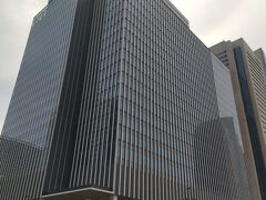 「みなとみらい大通り」と「いちょう通り」に面した大型ビルが、横浜港を眺められるハイグレードなホテル「三井ガーデンホテル横浜みなとみらいプレミア」が入る「横浜コネクトスクエア」です。
